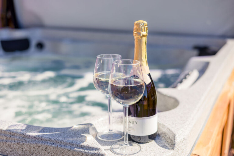 hot tub holiday cottages dorset champagne glasses 768x512