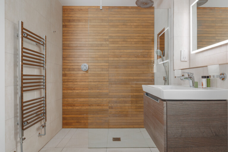 modern luxury walk in shower holiday cottage dorset 768x512